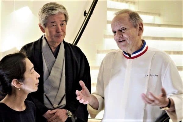 Joël Robuchon, Hiroshi Sakurai créateur de la prestigieuse marque de saké Dassai et à gauche, Kaoru Lida, sommelière saké (à la tête de la société Dassai Europe) lors de la conférence donnée en juin 2018 juste avant la mort du grand chef (32 étoiles Michelin). Crédit photo : Nobuteru Sakuta/AP/SIPA